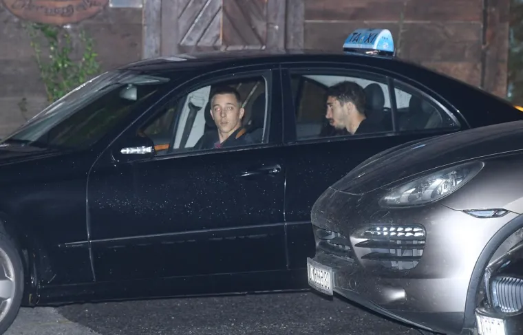 FOTOGALERIJA: Nakon dočeka na trgu Vatreni slavlje nastavili u dru&scaron;tvu ljep&scaron;ih polovica u restoranu Okrugljak