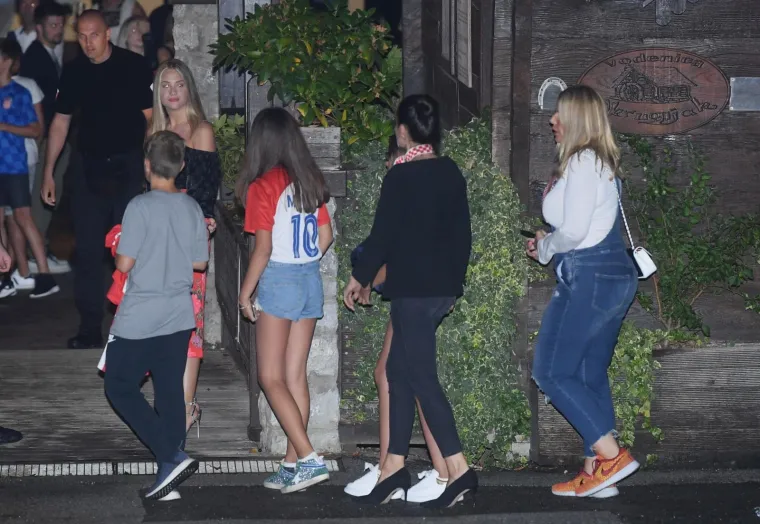 FOTOGALERIJA: Nakon dočeka na trgu Vatreni slavlje nastavili u dru&scaron;tvu ljep&scaron;ih polovica u restoranu Okrugljak