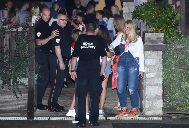 FOTOGALERIJA: Nakon dočeka na trgu Vatreni slavlje nastavili u dru&scaron;tvu ljep&scaron;ih polovica u restoranu Okrugljak