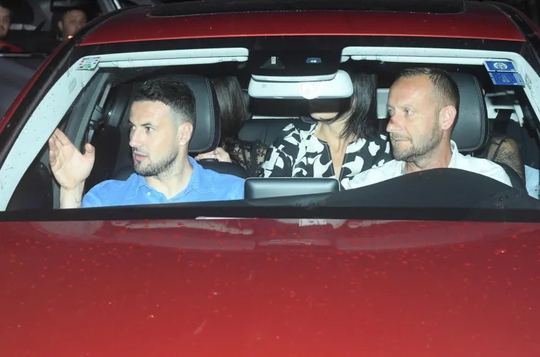 FOTOGALERIJA: Nakon dočeka na trgu Vatreni slavlje nastavili u dru&scaron;tvu ljep&scaron;ih polovica u restoranu Okrugljak