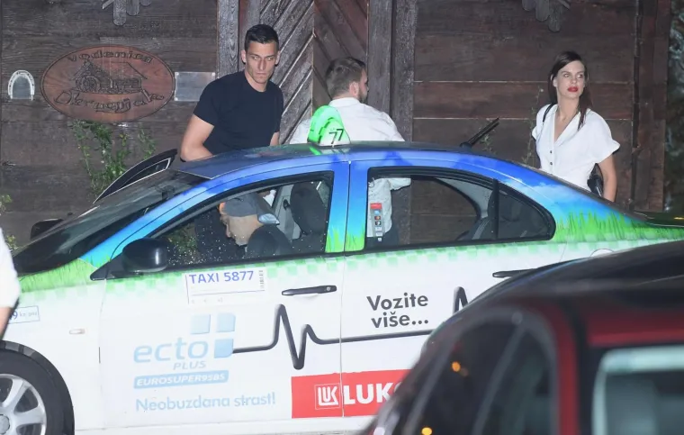 FOTOGALERIJA: Nakon dočeka na trgu Vatreni slavlje nastavili u dru&scaron;tvu ljep&scaron;ih polovica u restoranu Okrugljak