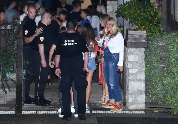FOTOGALERIJA: Nakon dočeka na trgu Vatreni slavlje nastavili u dru&scaron;tvu ljep&scaron;ih polovica u restoranu Okrugljak