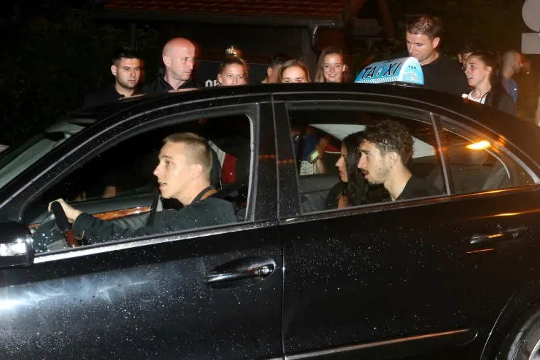 FOTOGALERIJA: Nakon dočeka na trgu Vatreni slavlje nastavili u dru&scaron;tvu ljep&scaron;ih polovica u restoranu Okrugljak