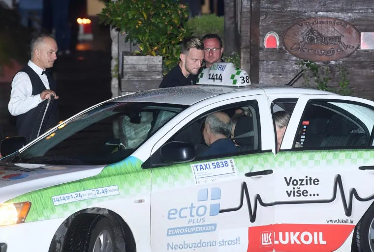 FOTOGALERIJA: Nakon dočeka na trgu Vatreni slavlje nastavili u dru&scaron;tvu ljep&scaron;ih polovica u restoranu Okrugljak