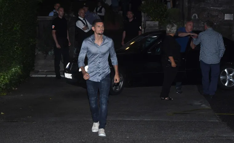 FOTOGALERIJA: Nakon dočeka na trgu Vatreni slavlje nastavili u dru&scaron;tvu ljep&scaron;ih polovica u restoranu Okrugljak
