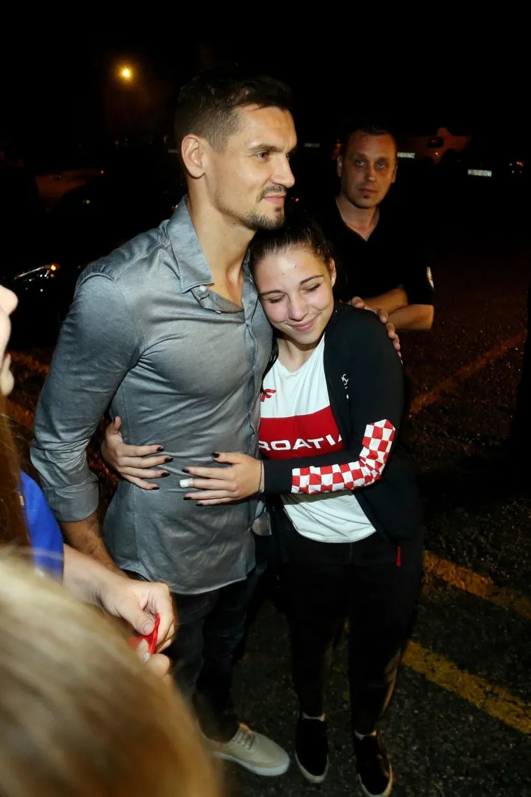 FOTOGALERIJA: Nakon dočeka na trgu Vatreni slavlje nastavili u dru&scaron;tvu ljep&scaron;ih polovica u restoranu Okrugljak