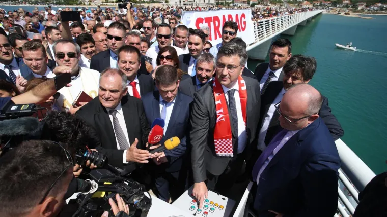 Premijer Andrej Plenković s ministrima i mno&scaron;tvom građana prisustvovao povijesnom događaju za stanovnike Čiova. 
Novi most kopno - otok Čiovo koji je danas pu&scaron;ten u promet stanovnici su čekali 50 godina.