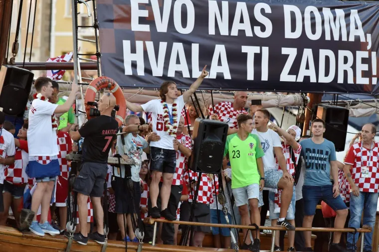 LUDNICA U ZADRU: Vatreni u brodu obilaze grad, Modrić, Vrsaljko i Suba&scaron;ić u transu