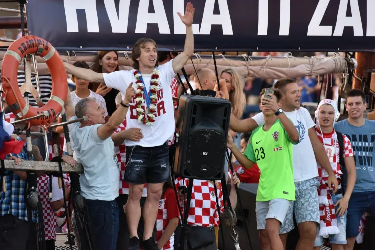 LUDNICA U ZADRU: Vatreni u brodu obilaze grad, Modrić, Vrsaljko i Suba&scaron;ić u transu