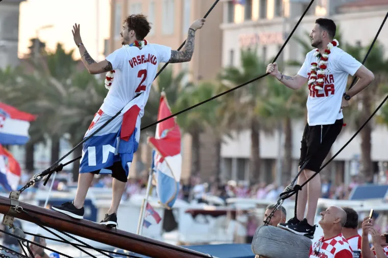 LUDNICA U ZADRU: Vatreni u brodu obilaze grad, Modrić, Vrsaljko i Suba&scaron;ić u transu