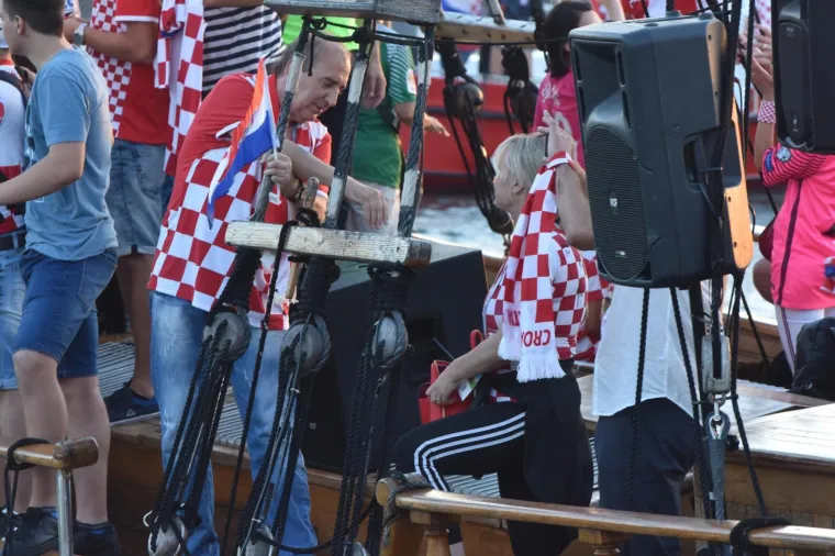 LUDNICA U ZADRU: Vatreni u brodu obilaze grad, Modrić, Vrsaljko i Suba&scaron;ić u transu