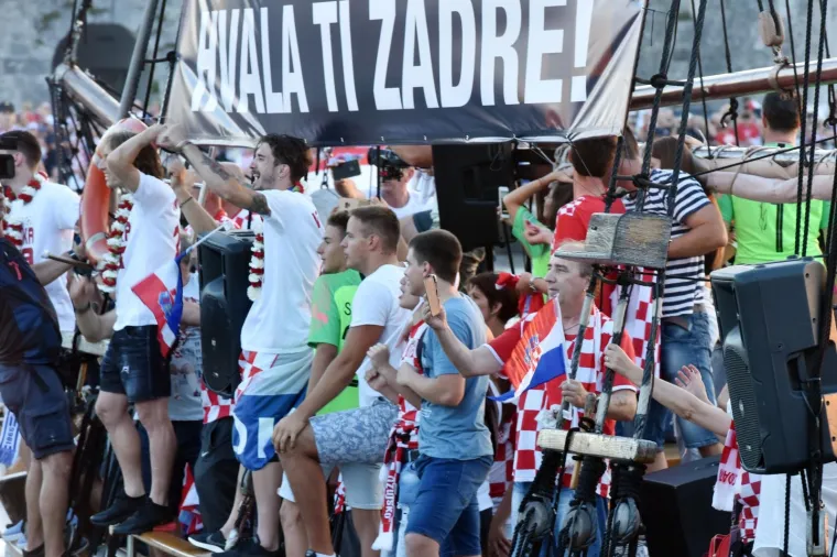 LUDNICA U ZADRU: Vatreni u brodu obilaze grad, Modrić, Vrsaljko i Suba&scaron;ić u transu