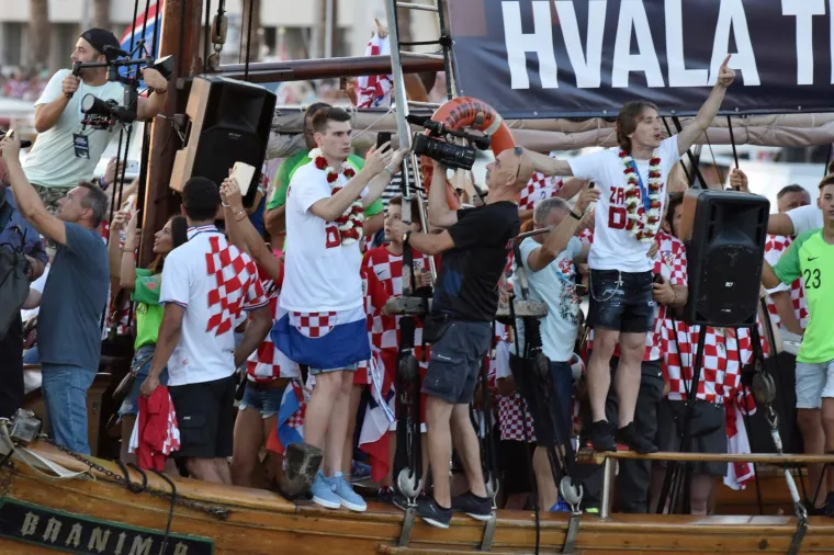 LUDNICA U ZADRU: Vatreni u brodu obilaze grad, Modrić, Vrsaljko i Suba&scaron;ić u transu