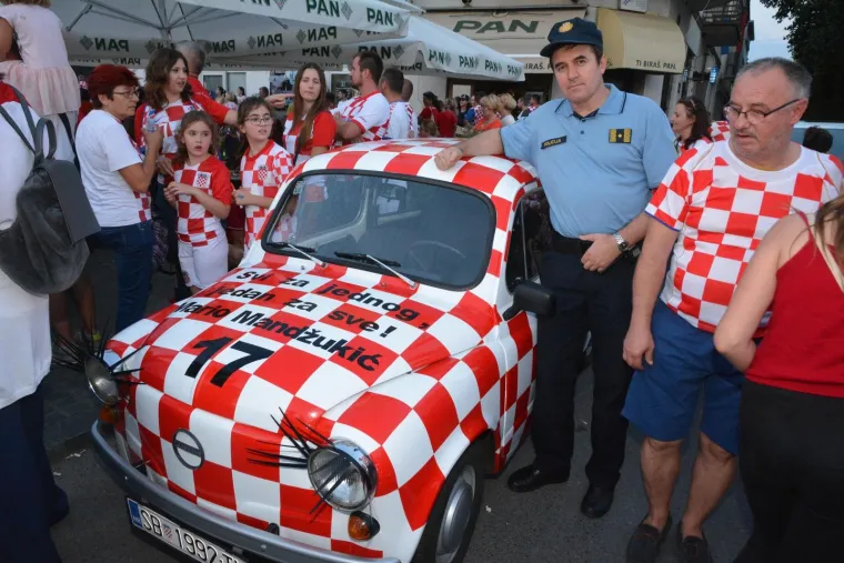 TAKO TO RADE SLAVONCI: Mandžukić stigao u svoj grad i doživio spektakularan doček