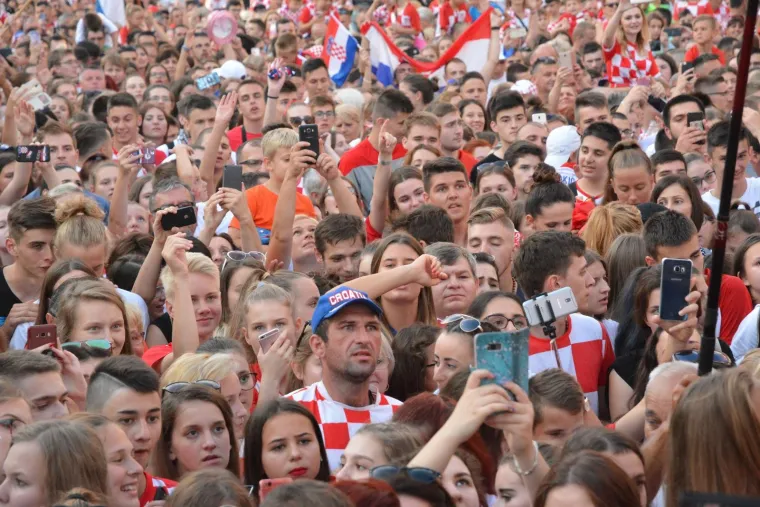 TAKO TO RADE SLAVONCI: Mandžukić stigao u svoj grad i doživio spektakularan doček