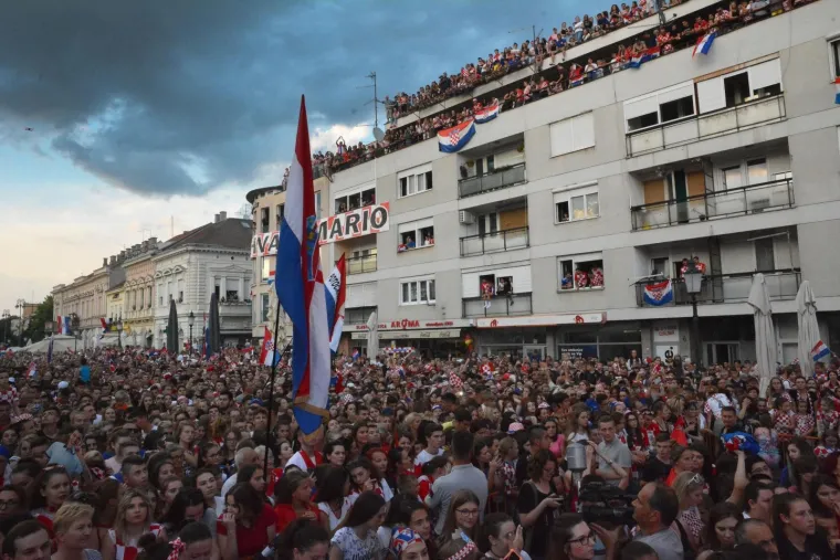 TAKO TO RADE SLAVONCI: Mandžukić stigao u svoj grad i doživio spektakularan doček