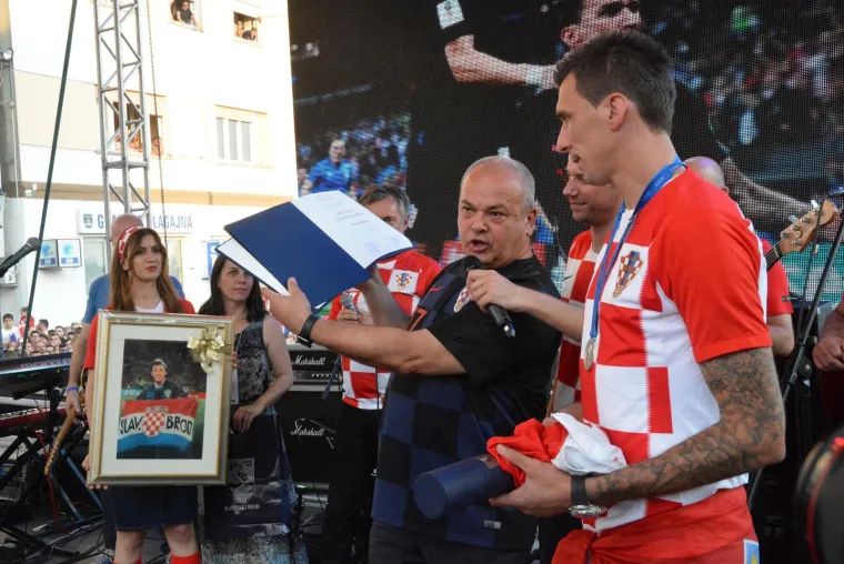 TAKO TO RADE SLAVONCI: Mandžukić stigao u svoj grad i doživio spektakularan doček