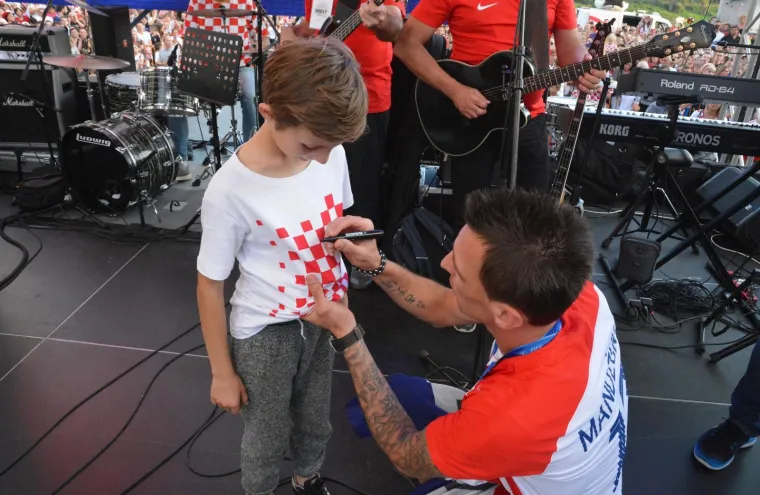 TAKO TO RADE SLAVONCI: Mandžukić stigao u svoj grad i doživio spektakularan doček
