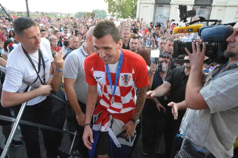 TAKO TO RADE SLAVONCI: Mandžukić stigao u svoj grad i doživio spektakularan doček