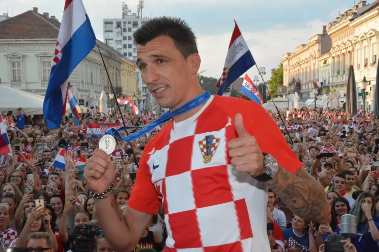 TAKO TO RADE SLAVONCI: Mandžukić stigao u svoj grad i doživio spektakularan doček