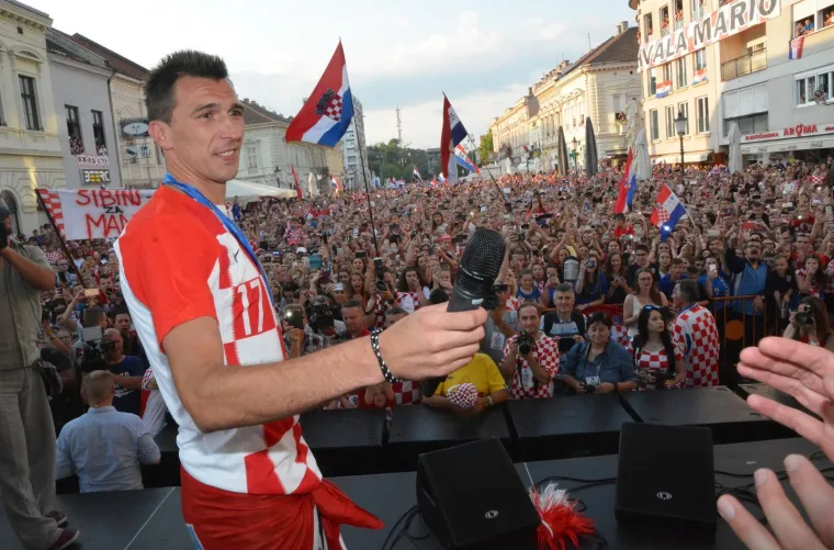 TAKO TO RADE SLAVONCI: Mandžukić stigao u svoj grad i doživio spektakularan doček