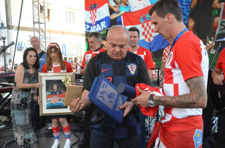 TAKO TO RADE SLAVONCI: Mandžukić stigao u svoj grad i doživio spektakularan doček