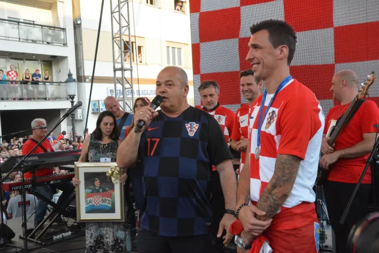 TAKO TO RADE SLAVONCI: Mandžukić stigao u svoj grad i doživio spektakularan doček