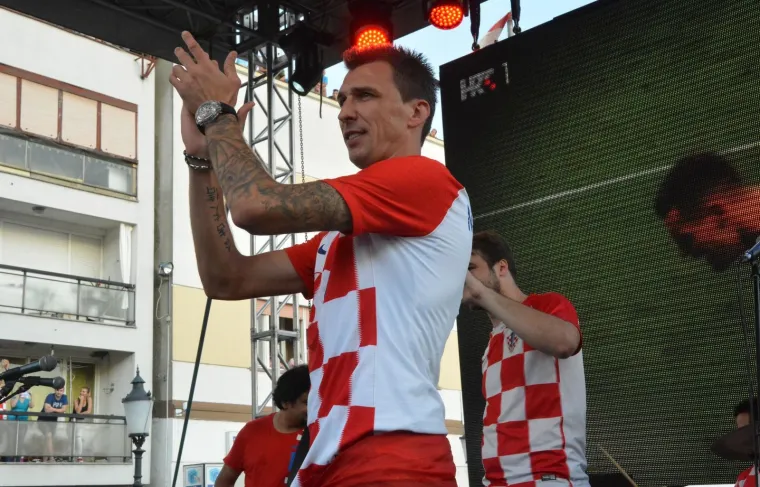 TAKO TO RADE SLAVONCI: Mandžukić stigao u svoj grad i doživio spektakularan doček