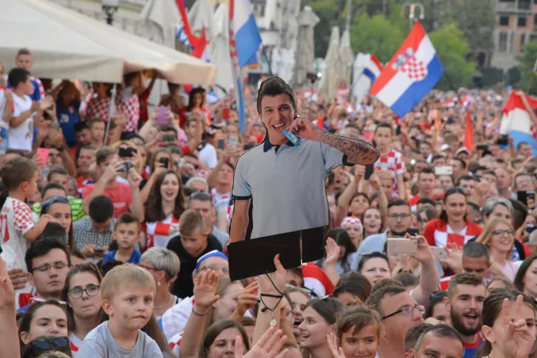 TAKO TO RADE SLAVONCI: Mandžukić stigao u svoj grad i doživio spektakularan doček