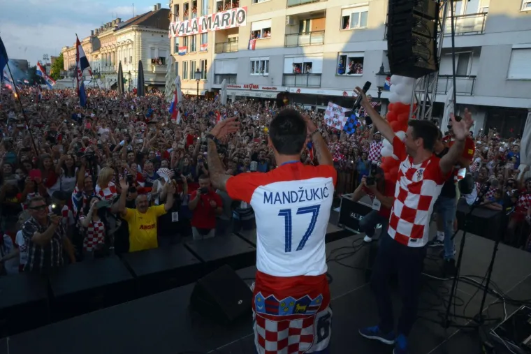 TAKO TO RADE SLAVONCI: Mandžukić stigao u svoj grad i doživio spektakularan doček