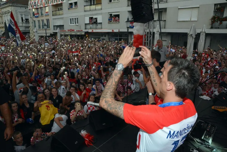 TAKO TO RADE SLAVONCI: Mandžukić stigao u svoj grad i doživio spektakularan doček