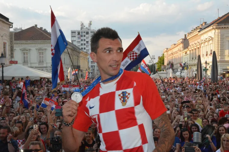 TAKO TO RADE SLAVONCI: Mandžukić stigao u svoj grad i doživio spektakularan doček