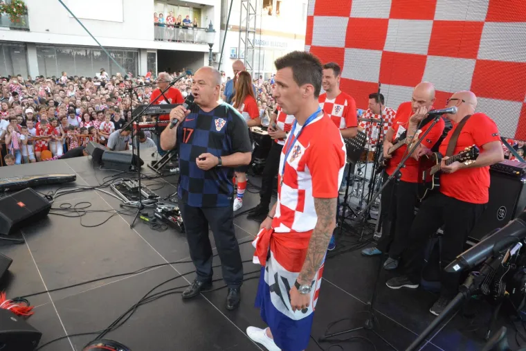 TAKO TO RADE SLAVONCI: Mandžukić stigao u svoj grad i doživio spektakularan doček