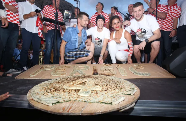 DOČEK KAKAV OMI&Scaron; NE PAMTI: Tisuće navijača skandiralo Ivanu Peri&scaron;iću i Anti Rebiću