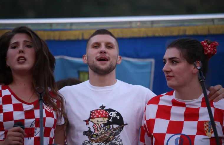 DOČEK KAKAV OMI&Scaron; NE PAMTI: Tisuće navijača skandiralo Ivanu Peri&scaron;iću i Anti Rebiću