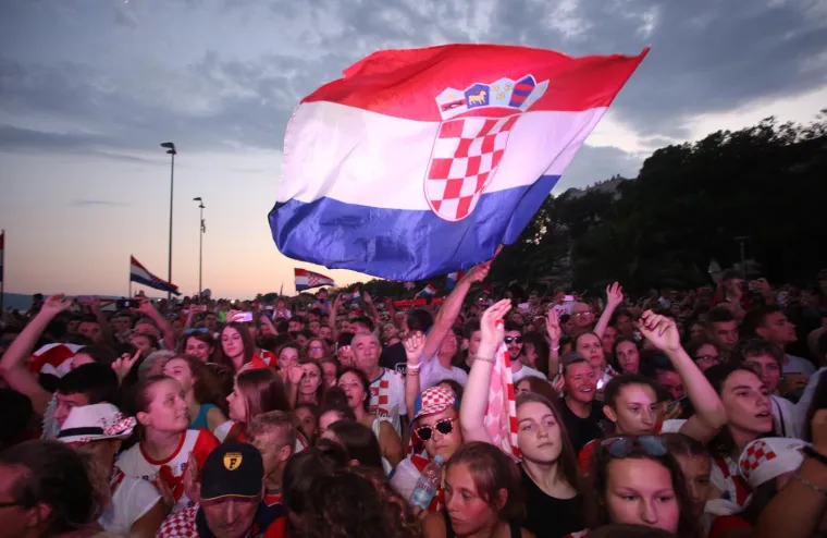 DOČEK KAKAV OMI&Scaron; NE PAMTI: Tisuće navijača skandiralo Ivanu Peri&scaron;iću i Anti Rebiću