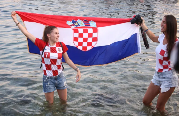 DOČEK KAKAV OMI&Scaron; NE PAMTI: Tisuće navijača skandiralo Ivanu Peri&scaron;iću i Anti Rebiću