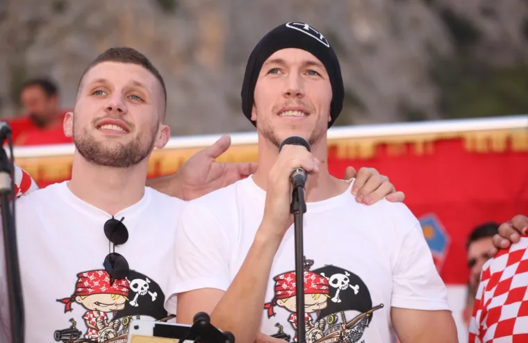 DOČEK KAKAV OMI&Scaron; NE PAMTI: Tisuće navijača skandiralo Ivanu Peri&scaron;iću i Anti Rebiću