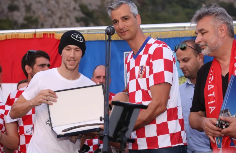 DOČEK KAKAV OMI&Scaron; NE PAMTI: Tisuće navijača skandiralo Ivanu Peri&scaron;iću i Anti Rebiću