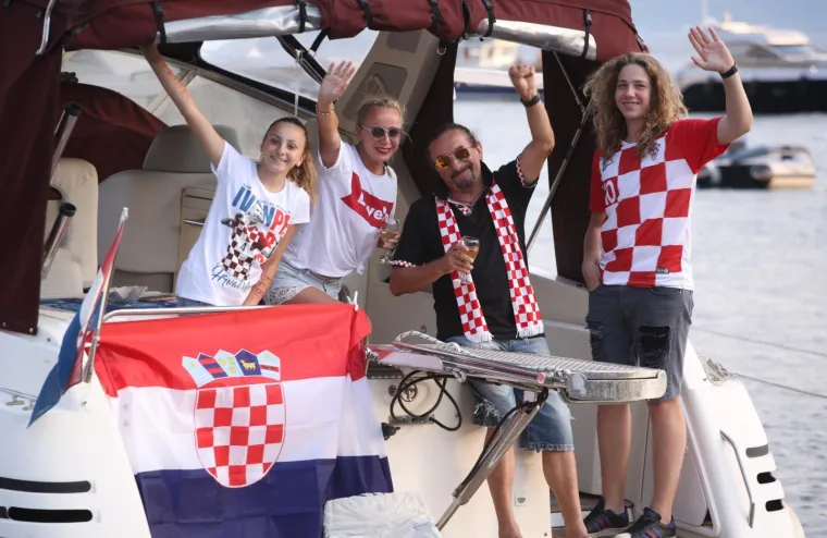 DOČEK KAKAV OMI&Scaron; NE PAMTI: Tisuće navijača skandiralo Ivanu Peri&scaron;iću i Anti Rebiću