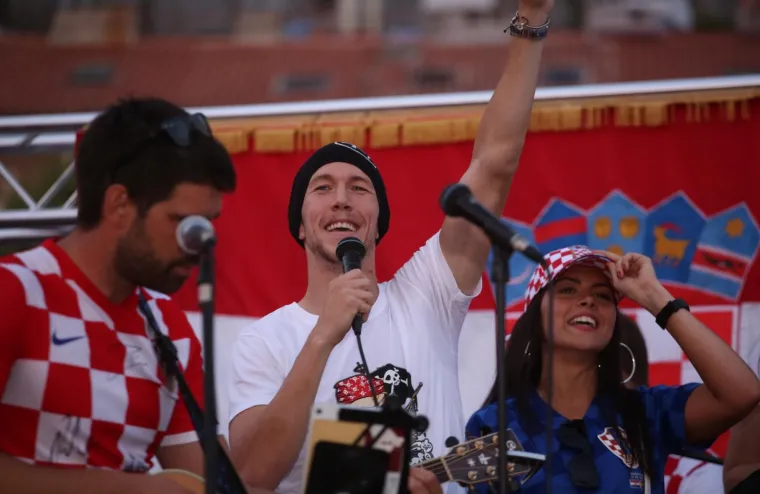 DOČEK KAKAV OMI&Scaron; NE PAMTI: Tisuće navijača skandiralo Ivanu Peri&scaron;iću i Anti Rebiću