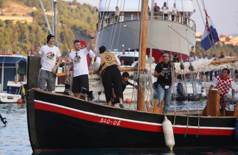 DOČEK KAKAV OMI&Scaron; NE PAMTI: Tisuće navijača skandiralo Ivanu Peri&scaron;iću i Anti Rebiću