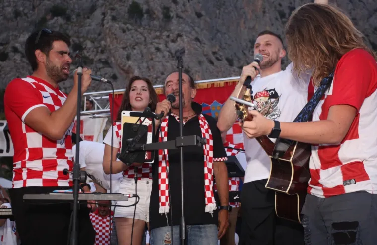 DOČEK KAKAV OMI&Scaron; NE PAMTI: Tisuće navijača skandiralo Ivanu Peri&scaron;iću i Anti Rebiću