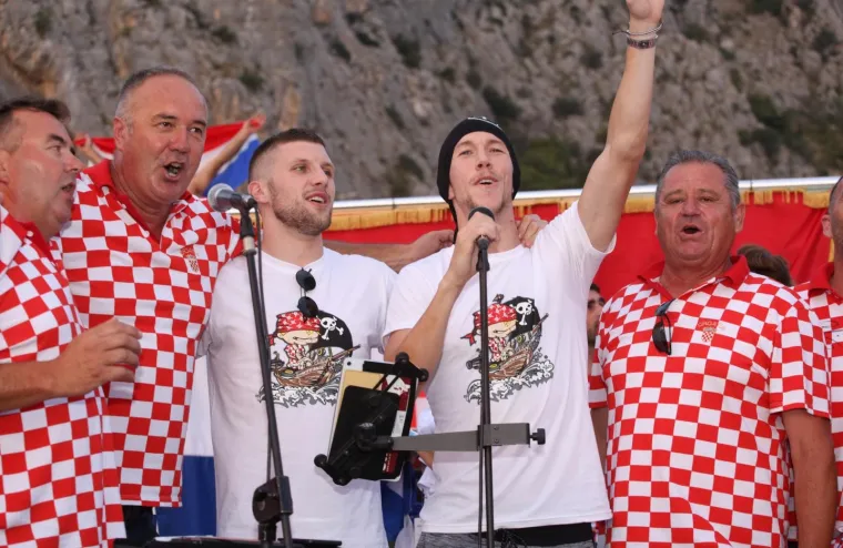 DOČEK KAKAV OMI&Scaron; NE PAMTI: Tisuće navijača skandiralo Ivanu Peri&scaron;iću i Anti Rebiću