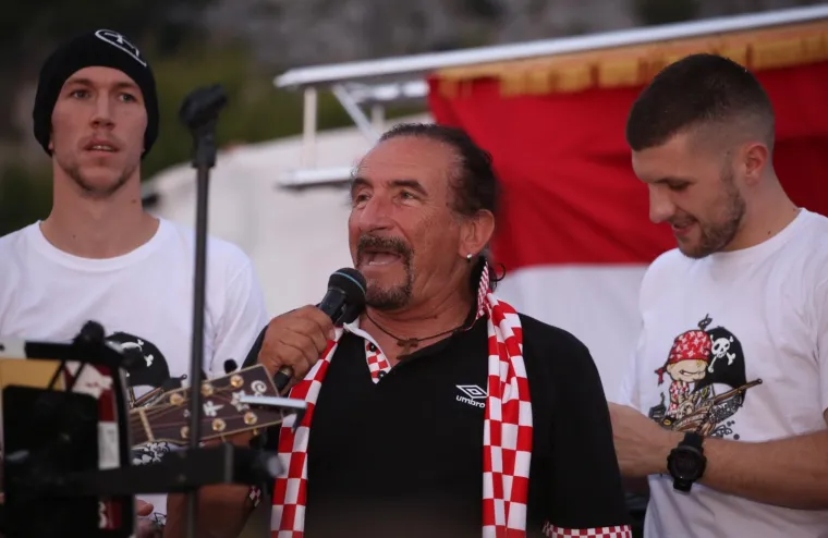 DOČEK KAKAV OMI&Scaron; NE PAMTI: Tisuće navijača skandiralo Ivanu Peri&scaron;iću i Anti Rebiću