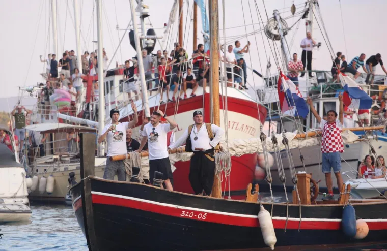 DOČEK KAKAV OMI&Scaron; NE PAMTI: Tisuće navijača skandiralo Ivanu Peri&scaron;iću i Anti Rebiću