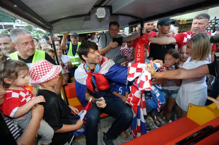 Svečani doček za srebrnog hrvatskog nogometnog reprezetativca Vedrana Ćorluku na rabačkoj rivi.