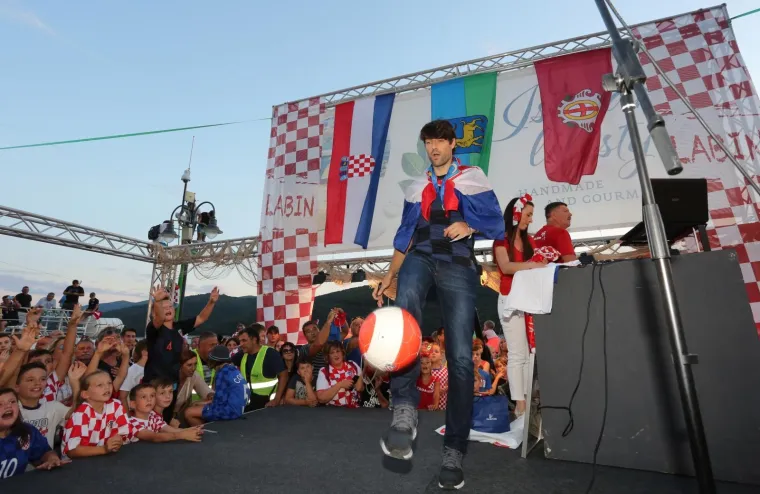 Svečani doček za srebrnog hrvatskog nogometnog reprezetativca Vedrana Ćorluku na rabačkoj rivi.