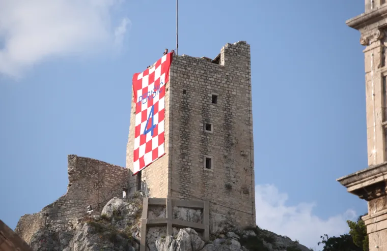 FOTO Spektakl u Omišu: Na tvrđavi Mirabela osvanuo divovski dres Ivana Perišića