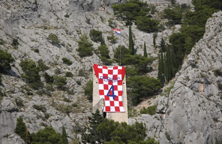 FOTO Spektakl u Omi&scaron;u: Na tvrđavi Mirabela osvanuo divovski dres Ivana Peri&scaron;ića